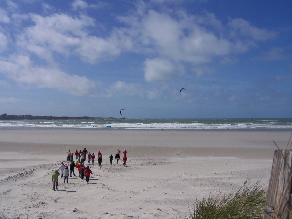 groupe marchant sur la plage