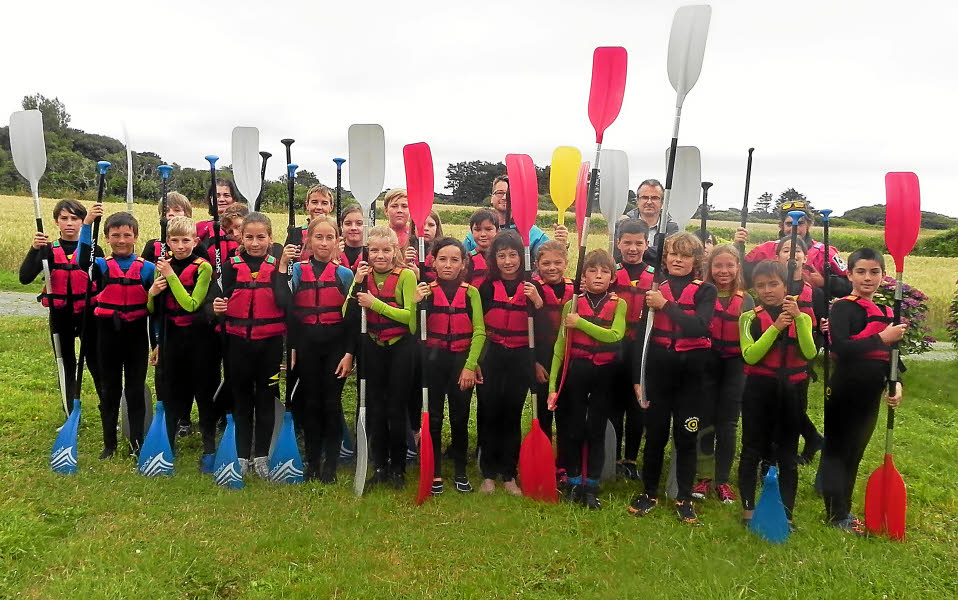 Groupe de jeunes prêts à faire du Kayak