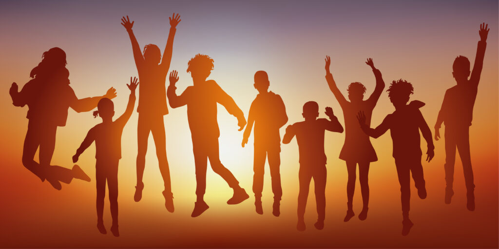 Enfants devant un coucher de soleil